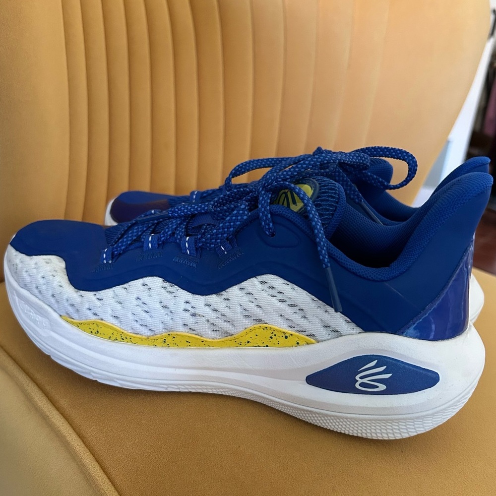 Under Armour Curry Flow Size 7 youth Blue and Yellow Athletic Shoes - Picture 4 of 6